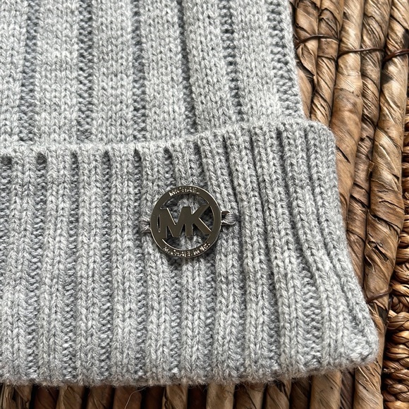 Michael Kora Cable Knit Beanie - Picture 3 of 5